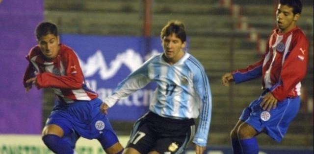 开云APP-【钩沉】2004年6月29日 梅西首穿阿根廷蓝白剑条衫！